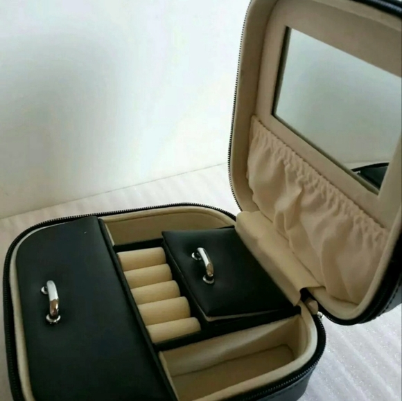 Annaleece Jewelry Box, Jet Setter, Black Number 3105. - Picture 4 of 8